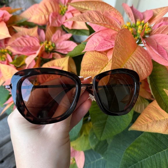 Tortoiseshell Fossil Sunglasses - Picture 2 of 6